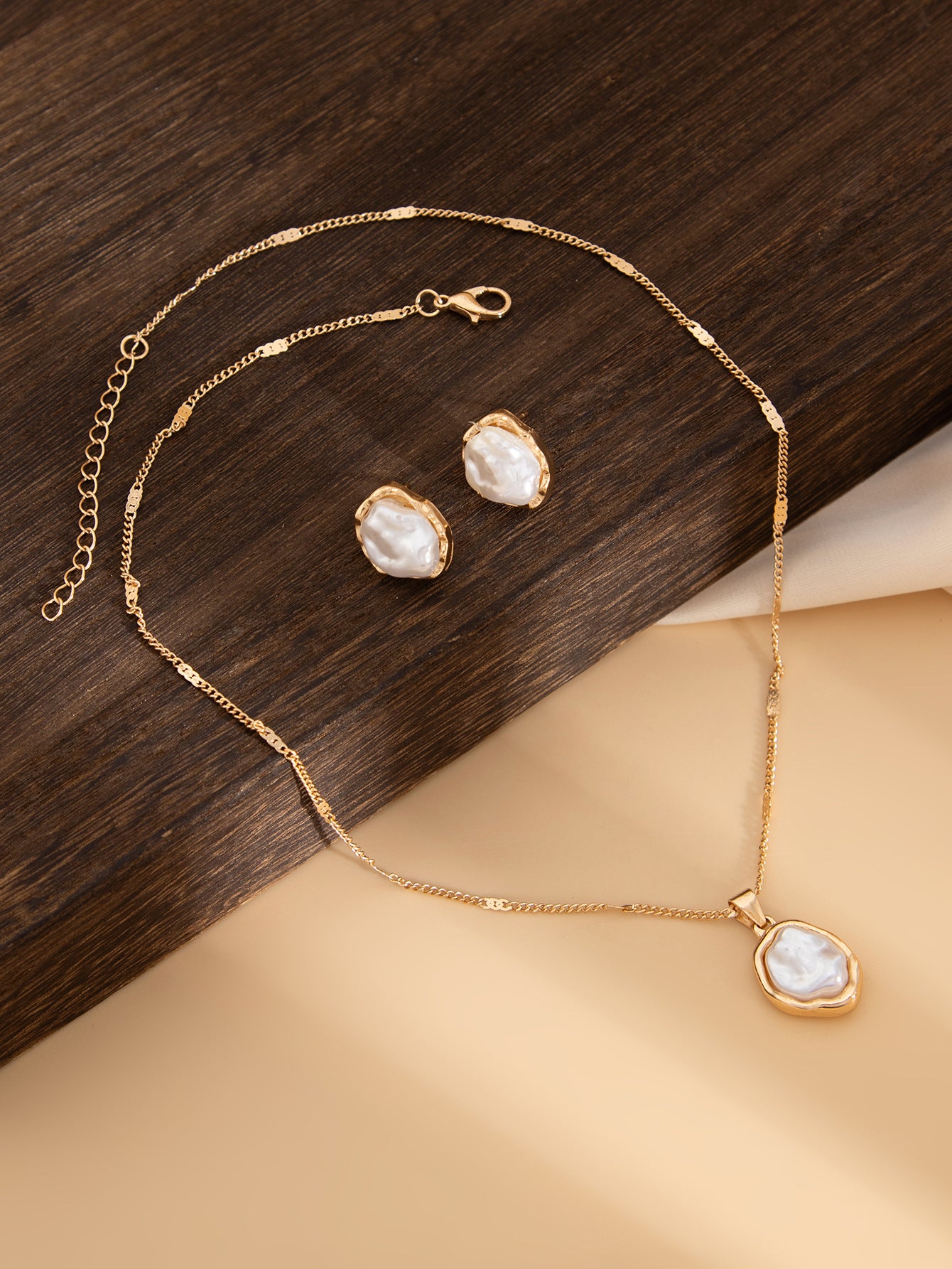 Trendy Pearl-like Jewelry Set - Matching Necklace and Stud Earrings | Women's Fashion Accessories