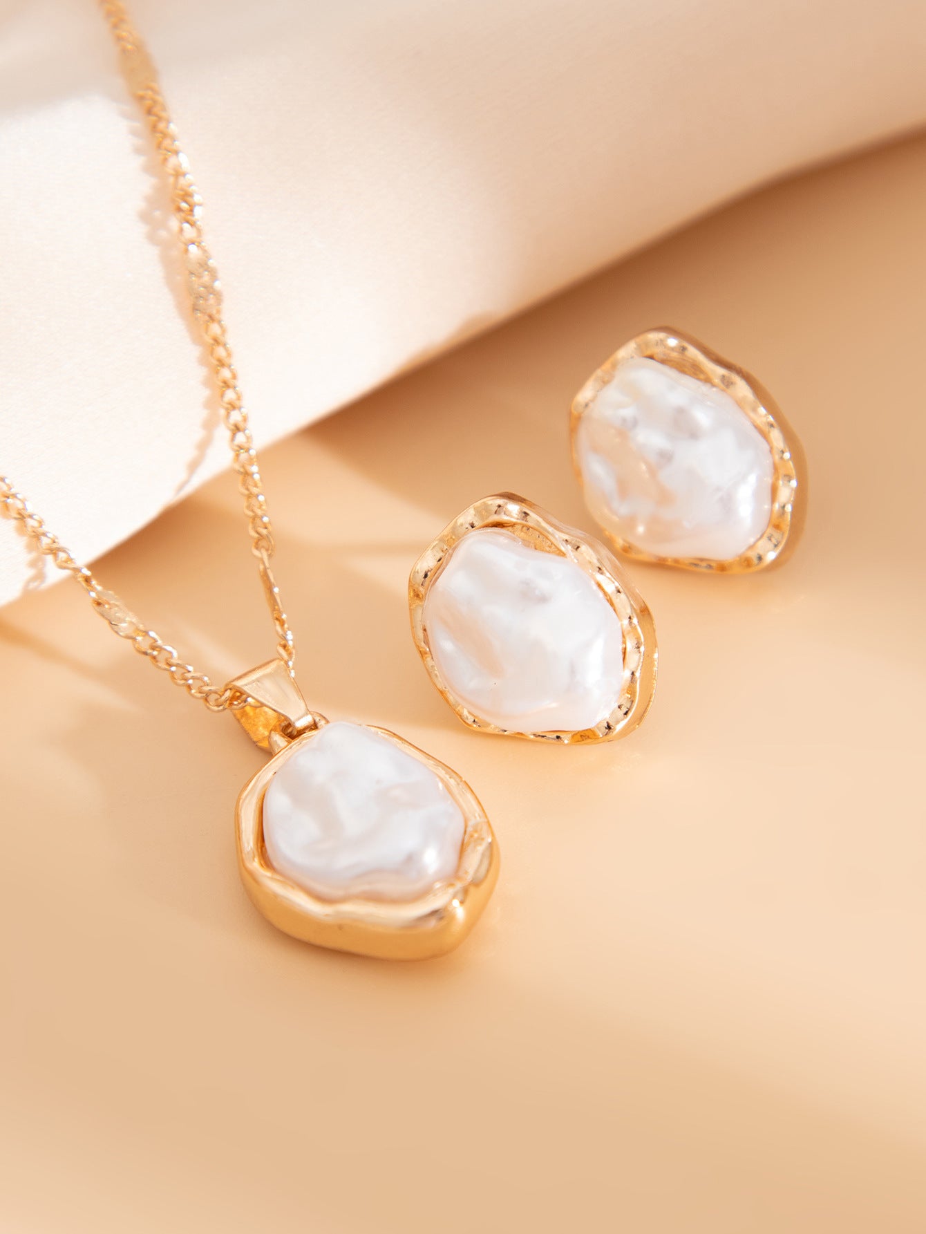 Trendy Pearl-like Jewelry Set - Matching Necklace and Stud Earrings | Women's Fashion Accessories
