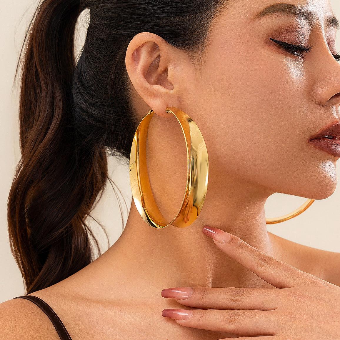 Exaggerated Metal Large Hoop Earrings for Women Fashion Show Round Hollow Shiny Alloy Earrings