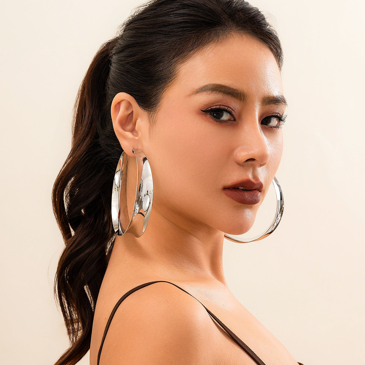 Exaggerated Metal Large Hoop Earrings for Women Fashion Show Round Hollow Shiny Alloy Earrings